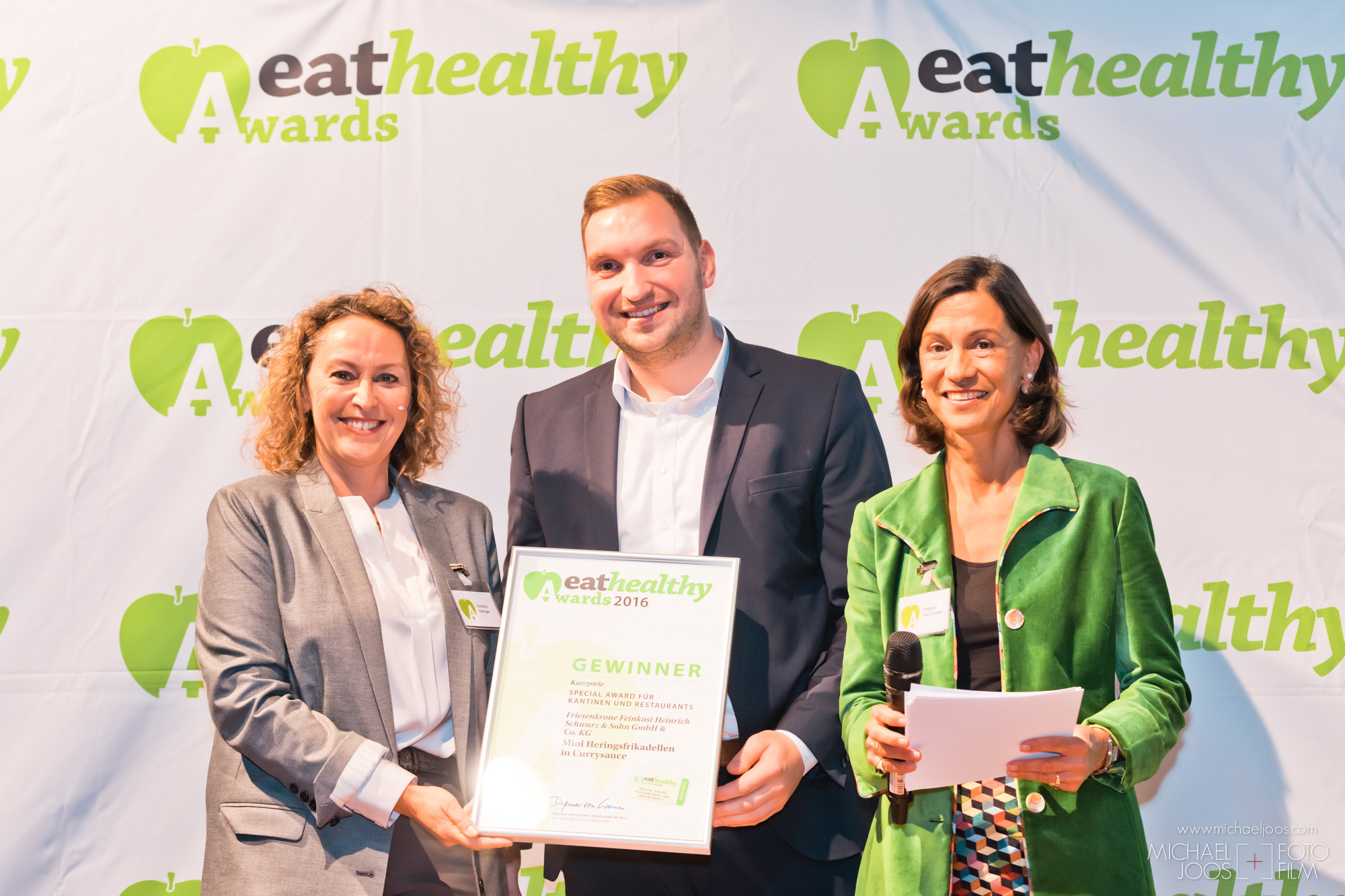 Gesunde Alternative zu Fleischbuletten prämiert: Sebastian Schlömer (M.) von Friesenkrone mit dem Eathealthy Award 2016. Foto: Michael Joos 