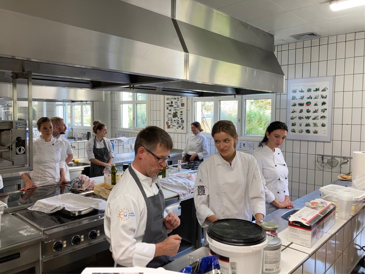 Der Fernlehrgang „Geprüfter Küchenmeister“ des GBZ Koblenz wird ergänzt durch Praxistage in der Küche des Bildungszentrums. Foto: GBZ