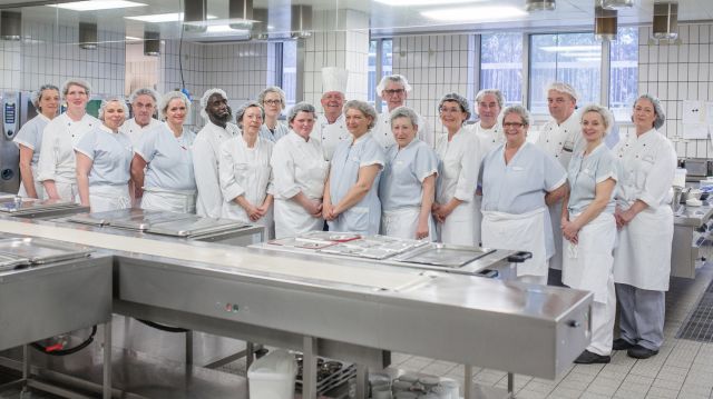Das 22-köpfige Küchenteam des Pius-Hospitals freut sich auf die neue Küche, die Mitte 2018 in Betrieb genommen wird. Bis dahin ist ein wenig Flexibilität beim Kochen in einer Containerküche gefragt. Foto: Pius-Hospital Oldenburg