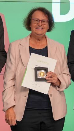 Die ehemalige DGE-Präsidentin Ulrike Arens-Azevêdo wurde für ihr Engagement für die Verbesserung der GV vom BMEL mit der Professor-Niklas-Medaille ausgezeichnet. Foto: BMEL