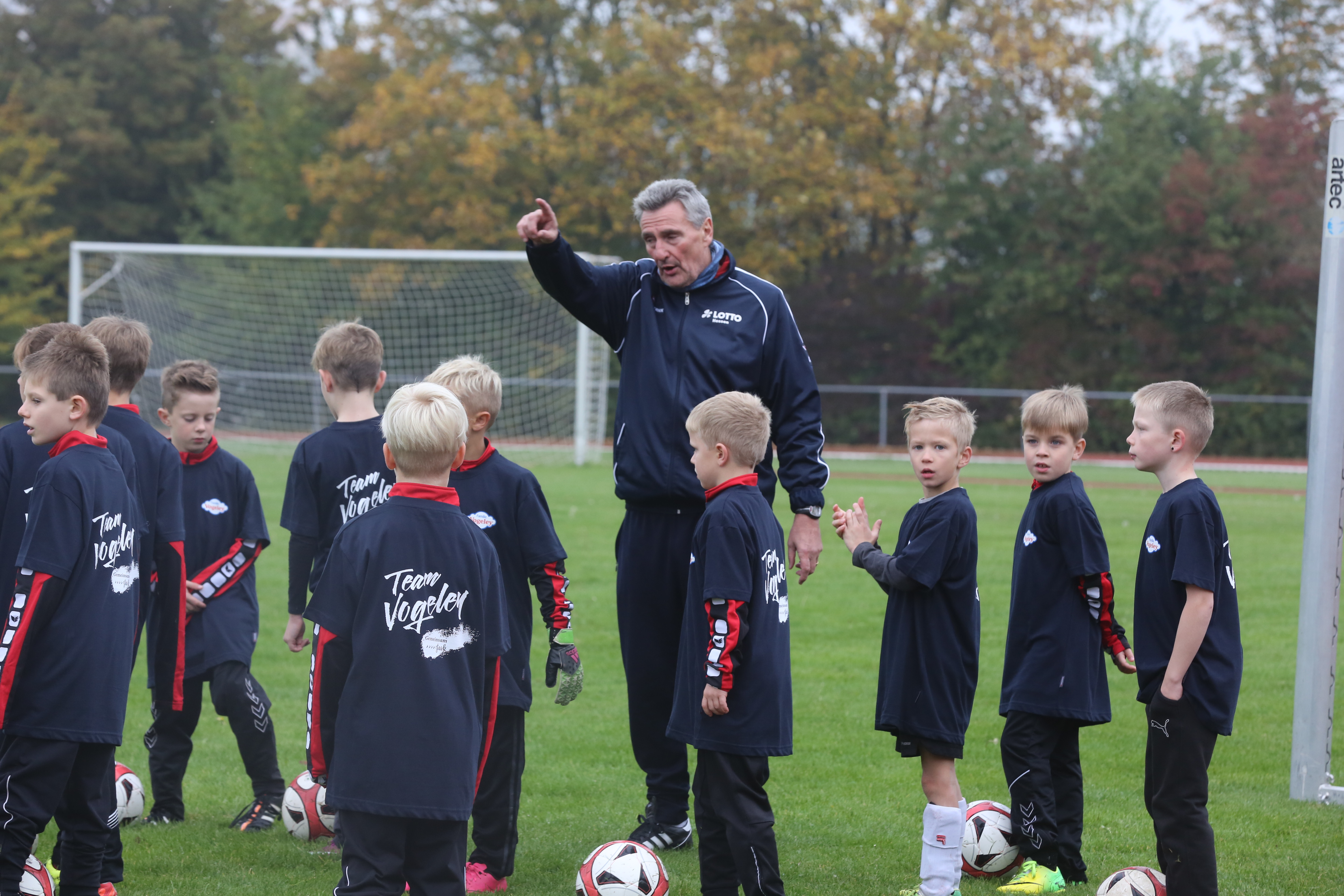 Kicken wie die Profis: In der Fußballschule von Dieter Müller lernt der Nachwuchs neben Fußball vor allem Repsekt und Teamgeist. Foto: Vogeley