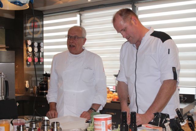 Schmackhafte Kost und viele Tipps und Anregungen präsentierten die Köche Herbert Thill (r.) und Reiner Gronau-Lepold in der Showküche von Isi in Solingen. Foto: Weber