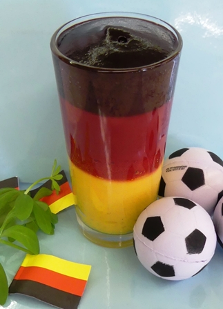 Dessert-Idee zur Fußball-WM von Isi: Das Schwarz-Rot-Gold-Dessert. Foto: Isi Deutschland