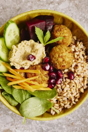 Das Snackangebot umfasst wöchentlich wechselnde Gerichte wie beispielsweise die vegane Falafel Bowl. Foto: Foodji Marketplace GmbH