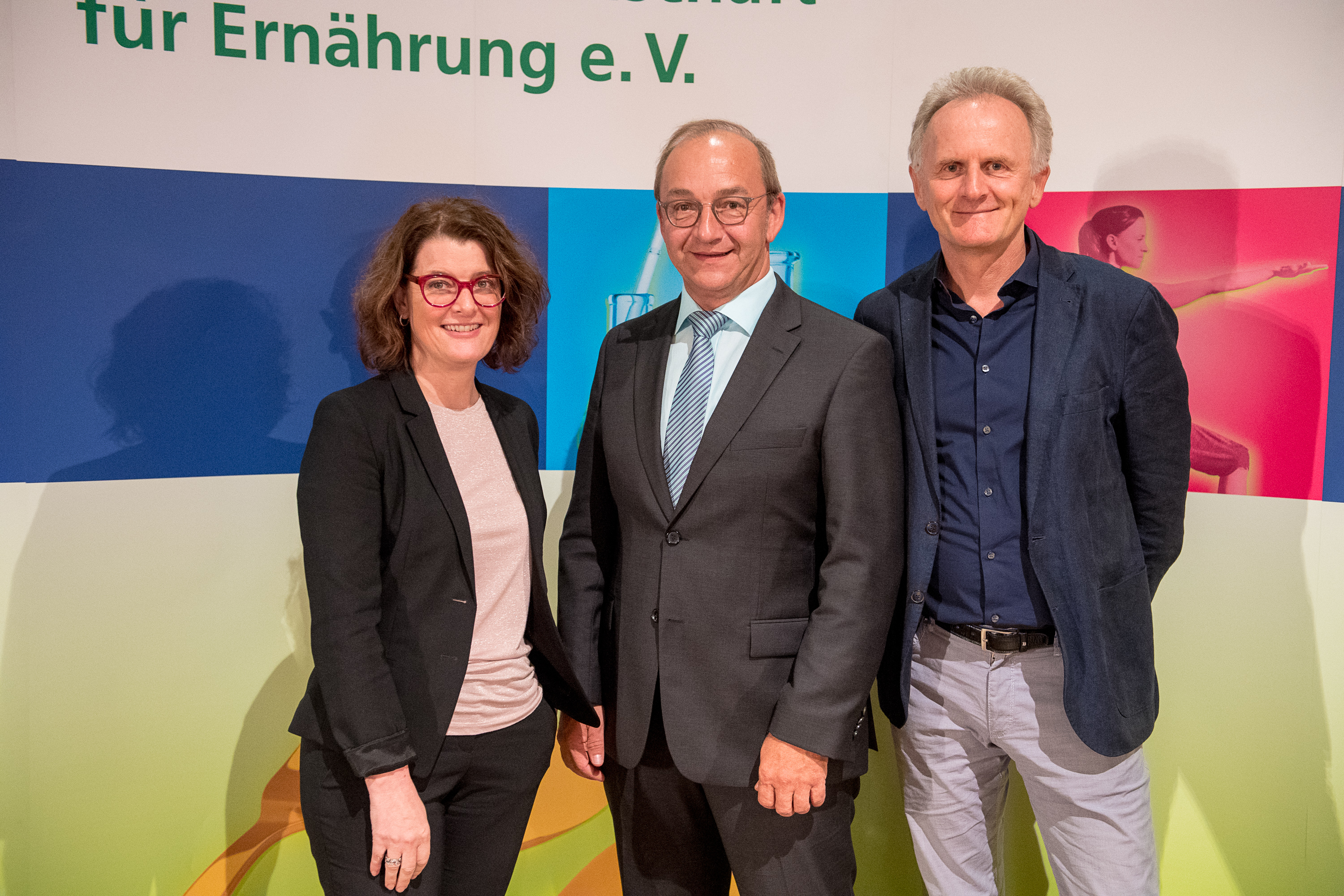 Neuer Präsident der DGE ist Jakob Linseisen (M.), hier zusammen mit den Vizepräsidenten Britta Renner und Bernhard Watzl. Foto: DGE