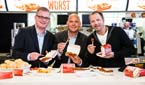 Currywurst-Fans: Florian Hoeneß, Holger Beeck und Mario Barth (v. l.).