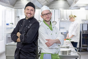 Mit Björn Moschinski (links) hat sich die Wisag Catering für ihre Aktion „Genussvoll vegan“ einen ausgewiesenen Experten für die vegane Küche ins Boot geholt. In einer Schulung brachte der Kochbuchautor Gastronomieleitern der Wisag die vegane Küche näher.